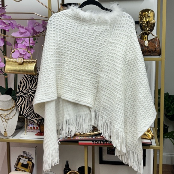 White soft fur Cape - Picture 1 of 6